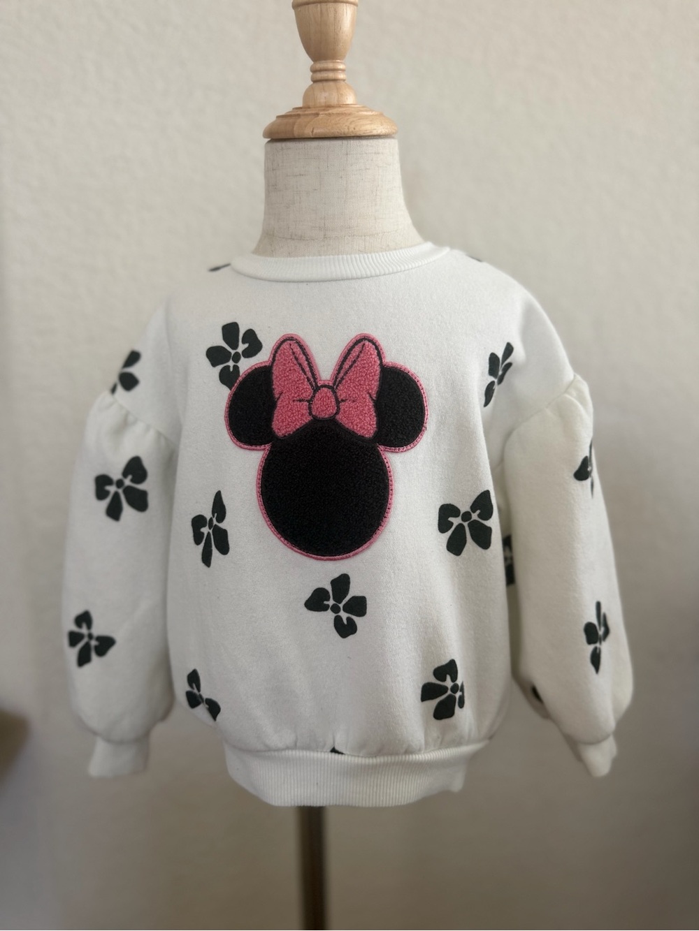 White Girls' Sweater with Minnie Mouse Silhouette and Pink Bow